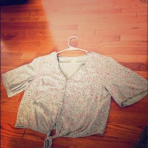 Beautiful Petite medium size short sleeve T-shirt.